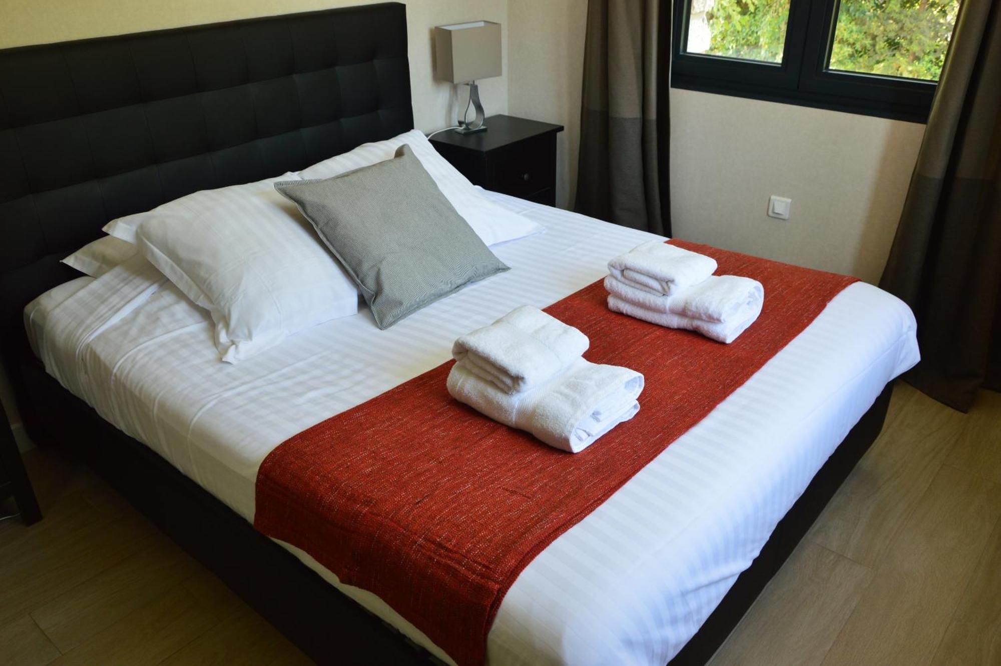 Hotel Hpc Suites - Cassis Centre - Parking Gratuit & Piscine Chauffee 4*